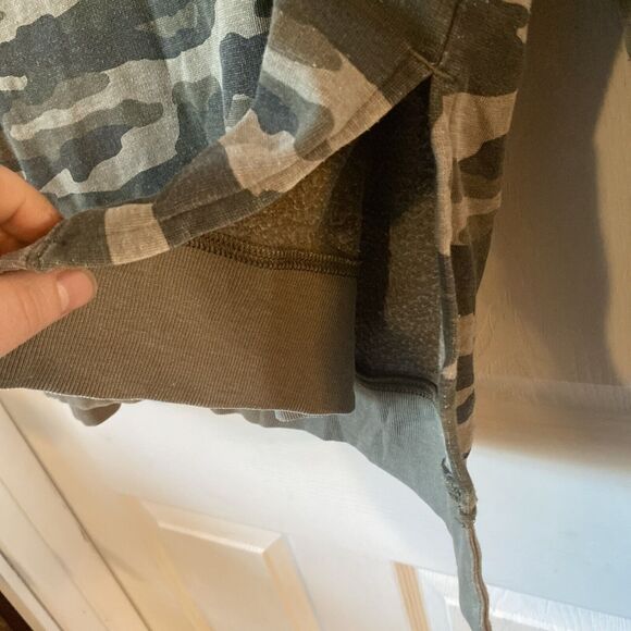 Lucky Brand Women’s Camouflage Sweatshirt Size XS Slit Sides Pullover - Picture 4 of 8
